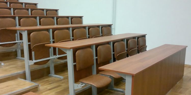 Кресла в лекционной аудитории
