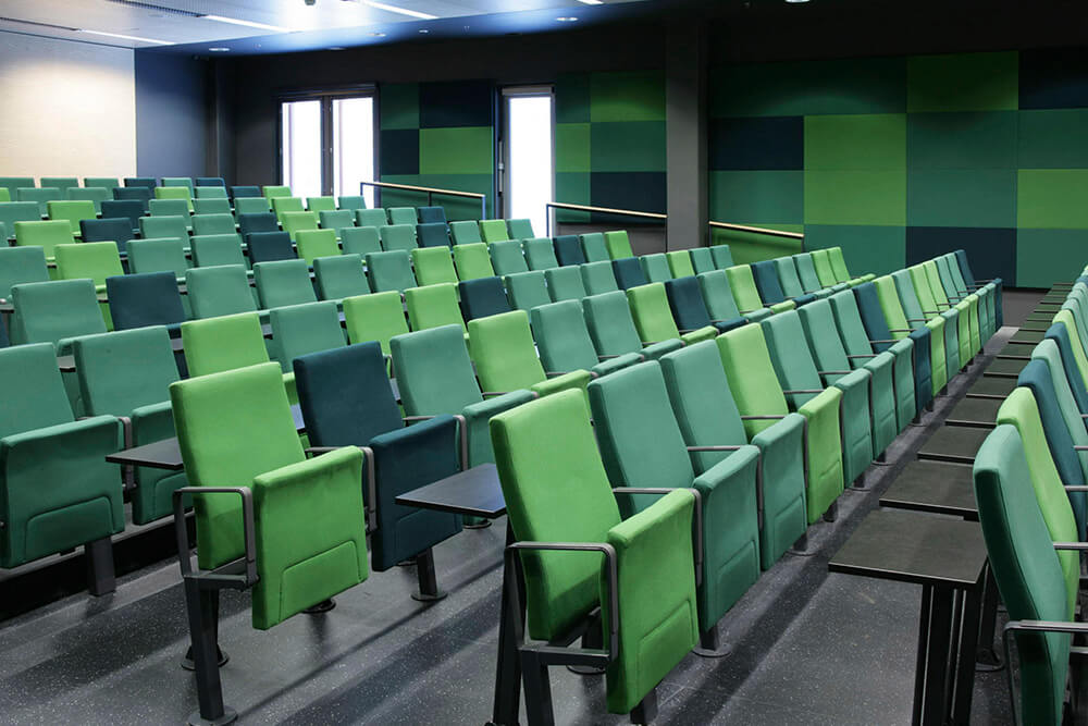Зеленые кресла в лекционной аудитории